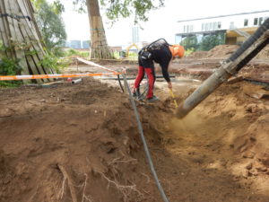 Enlèvement de gravats à l'aide de l'Air Spade® et d'un camion aspirateur de terre.